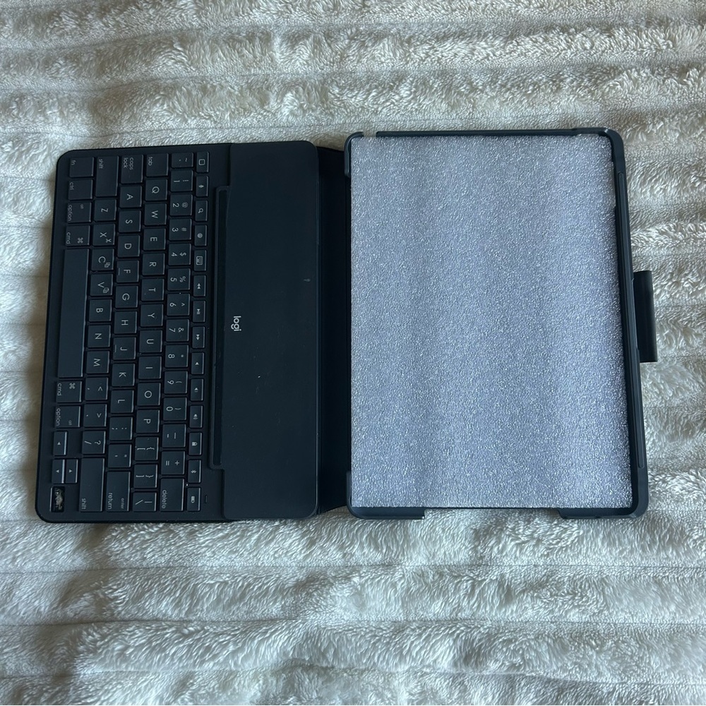 Logitech Slim Folio Keyboard Case for iPad (5th and 6th Generation) - Dark Gray - Picture 5 of 7